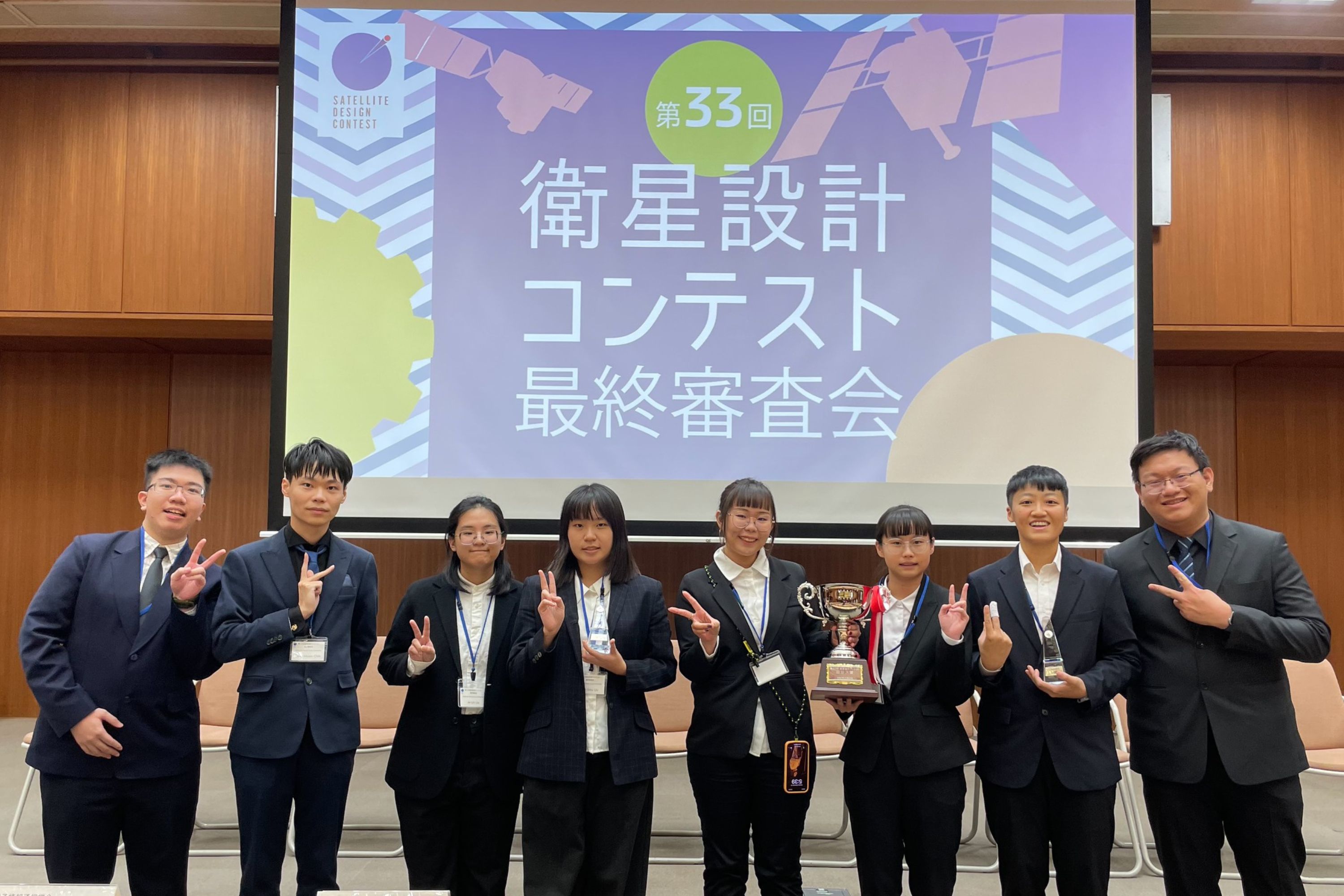 航太所陳喻歆與陳昱翔同學組隊參加日本第33屆衛星設計競賽勇奪「設計大賞」、「日本火箭學會宙女賞」及「日本航空宇宙學會賞」照片