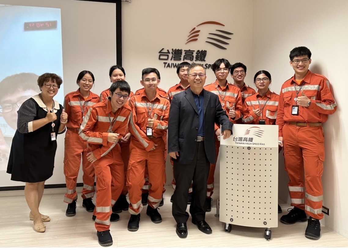 高鐵暑期實習學生與詹錢登院長合影(JPG格式)