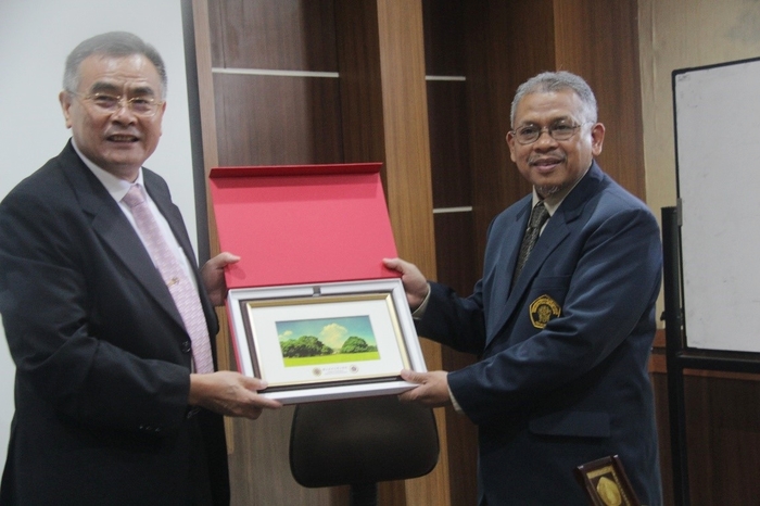 1061025-5Gift exchange to Dean of Mathematics and Natural Science, UB, Dr. Adi Susilo.