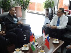 1061221-3印尼國土測繪局主席Dr. Hasanuddin Z Abidin與本院院長李偉賢相談分享