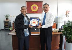 1061221-5李偉賢院長致贈紀念品予印尼國土測繪局主席Dr. Hasanuddin Z Abidin